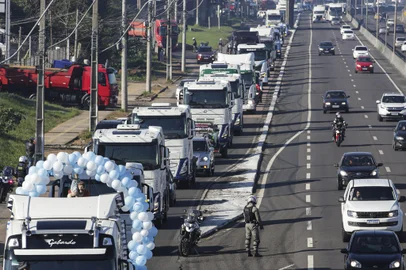 Canoas, RS, Brasil, 30-07-2023: Procissão motorizada em homenagem a São Cristóvão, padroeiro dos motoristas, percorre vias laterais e trecho da BR-116, em Canoas, e gera congestionamento em alguns pontos. Dezenas de caminhões acompanharam a carreata, que saiu do Santuário São Cristóvão após uma missa, e retornou ao local para bênção. Foto: Mateus Bruxel / Agência RBSIndexador: Andre Avila<!-- NICAID(15495625) -->