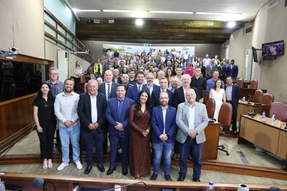 Os integrantes da Mesa Diretora 2024 assumiram o comando do Parlamento caxiense, na manhã desta terça-feira (02/01), em sessão de posse que reuniu autoridades, familiares, servidores e comunidade em geral no plenário Nadyr Rossetti. A vereadora Marisol Santos/PSDB foi conduzida à presidência, sendo a quarta mulher a ocupar o cargo em 131 anos de história do Legislativo, e defendeu a responsabilidade e a sustentabilidade no âmbito público.A seu lado na Mesa, neste ano, estarão os vereadores Adriano Bressan/PRD (1º vice), Renato Oliveira/PCdoB (2º vice), Felipe Gremelmaier/MDB (1º secretário) e José Dambrós/PSB (2º secretário), o qual passou o posto de presidente para a parlamentar tucana.<!-- NICAID(15639380) -->