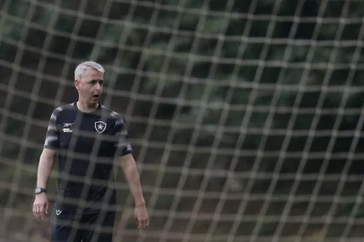 Tiago Nunes. Treino do Botafogo, Esoaco Lonier. 15 de Novembro de 2023, Rio de Janeiro, RJ, Brasil. Foto: Vitor Silva/Botafogo. Imagem protegida pela Lei do Direito Autoral Nº 9.610, DE 19 DE FEVEREIRO DE 1998. Sendo proibido qualquer uso comercial, remunerado e manipulacao/alteracao da obra.Indexador: Vitor_SilvaFotógrafo: Vitor Silva/Botafogo<!-- NICAID(15599755) -->
