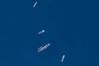This June 22, 2023, satellite image courtesy of Maxar Technologies shows the Horizon Arctic (2nd from top), Deep Energy (C) and Skandi Vinland (bottom) searching on June 22, 2023, for the missing Titan submersible. The operator of the submersible missing near the wreck of the Titanic said on June 22, 2023, it believed that the passengers aboard the vessel "have sadly been lost." "Our hearts are with these five souls and every member of their families during this tragic time. We grieve the loss of life and joy they brought to everyone they knew," OceanGate said in a statement. (Photo by Handout / Satellite image ©2023 Maxar Technologies / AFP) / RESTRICTED TO EDITORIAL USE - MANDATORY CREDIT "AFP PHOTO / Satellite image ©2023 Maxar Technologies" - NO MARKETING NO ADVERTISING CAMPAIGNS - DISTRIBUTED AS A SERVICE TO CLIENTSEditoria: DISLocal: At seaIndexador: HANDOUTSecao: transport accidentFonte: Satellite image ©2023 Maxar TechFotógrafo: Handout<!-- NICAID(15463685) -->