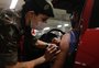 Vacinação de idosos com 68 anos em Porto Alegre começa com grande procura e doação de alimentos em drive-thrus