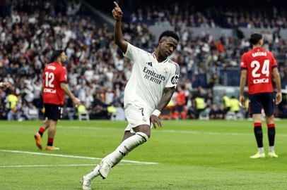 Real Madrid's Brazilian forward #07 Vinicius Junior celebrates scoring his team's first goal during the Spanish league football match between Real Madrid CF and CA Osasuna at the Santiago Bernabeu stadium in Madrid on November 9, 2024. (Photo by OSCAR DEL POZO / AFP)<!-- NICAID(15910721) -->