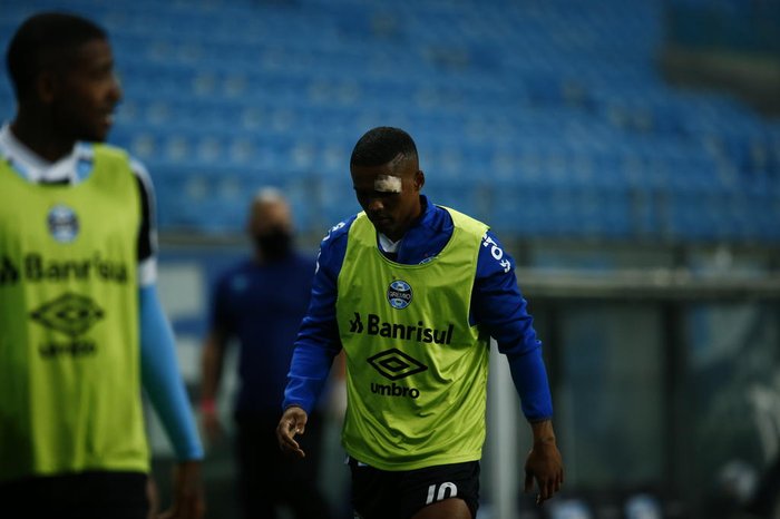 Desgastes de Douglas Costa e Geromel preocupam o Grêmio antes de duelo com o América-MG