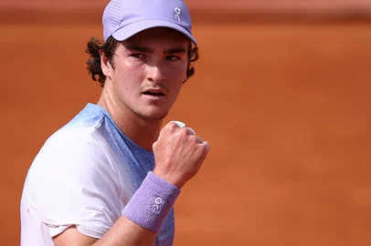 Brazil's Joao Fonseca reacts to a point against 's Pierre-Hugues Herbert during their men's singles match on day 5 of the French Open tennis tournament at the Roland-Garros Complex in Paris on May 29, 2025. (Photo by Anne-Christine POUJOULAT / AFP)<!-- NICAID(16048223) -->