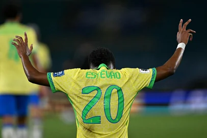 Brazil's forward #20 Estevao celebrates scoring his team's first goal during the 2026 FIFA World Cup South American qualifiers football match between Brazil and Chile, at the Maracana stadium in Rio de Janeiro, Brazil on September 4, 2025. (Photo by Mauro PIMENTEL / AFP)<!-- NICAID(16120366) -->