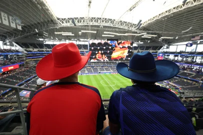 Kevin C. Cox / GETTY IMAGES NORTH AMERICA / Getty Images via AFP ARLINGTON, TEXAS - JULY 14: Fans are seen before the FIFA World Cup 2026 Semi Final match between France and Spain at Dallas Stadium on July 14, 2026 in Arlington, Texas. Kevin C. Cox/Getty Images/AFP (Photo by Kevin C. Cox / GETTY IMAGES NORTH AMERICA / Getty Images via AFP)