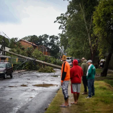 PORTO ALEGRE, RS, BRASIL - 2023.03.16 - Rescaldo de temporal em Porto Alegre, na Vila dos Sargentos, na rua Geralda dos Santos Moreira. (Foto: André Ávila/ Agência RBS)Indexador: Andre Avila<!-- NICAID(15458816) -->