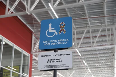CAXIAS DO SUL, RS, BRASIL. 29-07-2025. Estacionamento do supermercado tem espaço reservado para pessoas com autismo.<!-- NICAID(16089987) -->