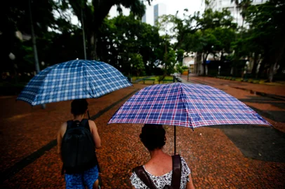 Porto Alegre, RS, BrasilApós dias de calor intenso clima muda para temperaturas amenas e chuva.Indexador: Jonathan Hgeckler<!-- NICAID(15677621) -->