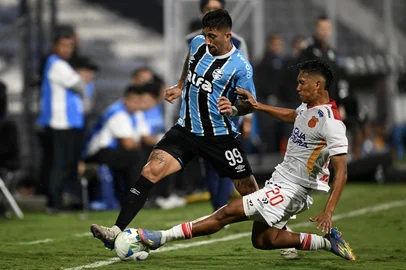 Gremio's Uruguayan forward #99 Cristian Olivera and Atletico Grau's midfielder #20 Aldair Vasquez fight for the ball during the Copa Sudamericana group stage football match between Peru's Atletico Grau and Brazil's Gremio at the Alejandro Villanueva stadium in Lima on May 7, 2025. (Photo by ERNESTO BENAVIDES / AFP)Editoria: SPOLocal: LimaIndexador: ERNESTO BENAVIDESSecao: soccerFonte: AFPFotógrafo: STF<!-- NICAID(16032576) -->