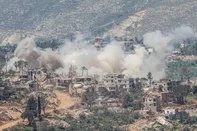 Smoke rises following an Israeli explosion in southern Lebanon near the border as seen from the Upper Galilee in northern Israel on April 27, 2026. Tehran-backed Hezbollah drew Lebanon into the Middle East war on March 2 by firing rockets at Israel to avenge the death of Iran's supreme leader in US-Israeli strikes. Since the truce went into force on April 17, Israeli strikes have killed at least 36 people, according to an AFP tally of Lebanese health ministry figures. (Photo by Jalaa MAREY / AFP)Editoria: WARLocal: Israel-Lebanon borderIndexador: JALAA MAREYSecao: conflict (general)Fonte: AFPFotógrafo: STR<!-- NICAID(16274459) -->