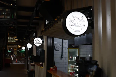 Duda Fortes / Agencia RBS PORTO ALEGRE, RS, BRASIL, 06-11-2025: UP FOOD ART. Vamos mapear o crescimento dos chamados food halls em Porto Alegre, locais que reúnem diversas operações gastronômicas distintas. Imagens no Up Food Art, no Centro Histórico. Fotos: Duda Fortes/Agencia RBS<!-- NICAID(16162470) -->