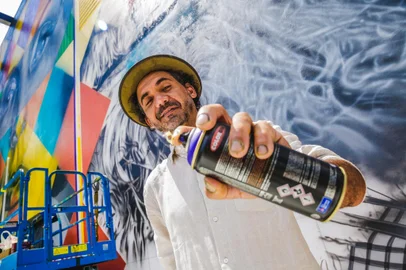 Lajeado, RS, BRASIL, 23/01/2020: Para comemorar os 50 anos, a Universidade do Vale do Taquari - Univates recebe uma obra do artista Eduardo Kobra, um dos mais reconhecidos muralistas da atualidade. A fachada do Prédio 1 da universidade exibe a ilustração de três importantes personalidades para a educação: Clarice Lispector, Darcy Ribeiro e Paulo Freire. (Foto: Omar Freitas / Agência RBS)Indexador: Omar Freitas<!-- NICAID(14396266) -->