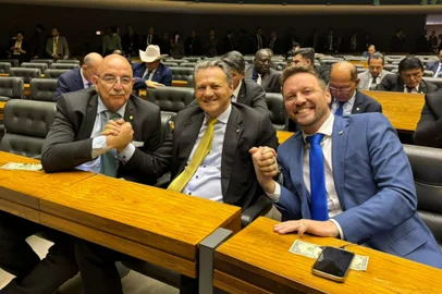 É um dos clichês do jornalismo dizer que “uma foto vale mais do que mil palavras”. Uma foto do presidente do PL, Giovani Cherini, com os deputados Osmar Terra (MDB) e Maurício Marcon (Podemos) é o sinal de que os três estarão juntos em 2026. Cherini confirmou à coluna que Terra e Marcon entrarão no PL em março de 2026, na janela em que parlamentares podem trocar de partido sem risco de perder o mandato.  <!-- NICAID(15938510) -->