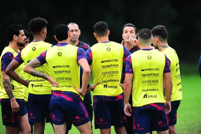CAXIAS DO SUL, RS, BRASIL, 24/04/2025. Primeiro treino do novo técnico do Caxias, Júnior Rocha,  no CT Baixada Rubra Vanderlei Bersaghi. A SER Caxias está disputando a série C do Campeonato Brasileiro 2025. (Porthus Junior/Agência RBS)<!-- NICAID(16023744) -->