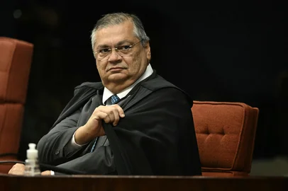 Brazil's Federal Supreme Court (STF) minister Flavio Dino adjusts his robe during the voting session to convict or acquit far-right former president (2019-2022) Jair Bolsonaro in a coup trial, in Brasilia on September 9, 2025. Brazil's Supreme Court begins voting in a trial that has prompted mass protests by his fervent base and punitive backlash from his US ally, Donald Trump. Bolsonaro, 70, risks a prison term of over 40 years if found guilty of seeking to claw back power after his defeat in the 2022 election by leftist Luiz Inacio Lula da Silva, now in office. (Photo by EVARISTO SA / AFP)Editoria: CLJLocal: BrasíliaIndexador: EVARISTO SASecao: trialsFonte: AFPFotógrafo: STF<!-- NICAID(16120423) -->