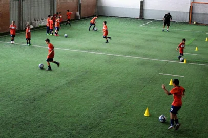 Seis jovens passam a fazer parte de projeto social mantido por Alex Telles, em Caxias do Sul <!-- NICAID(15697351) -->