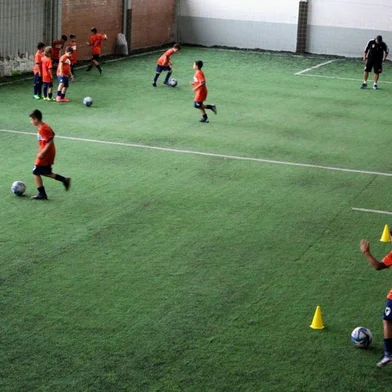 Seis jovens passam a fazer parte de projeto social mantido por Alex Telles, em Caxias do Sul <!-- NICAID(15697351) -->