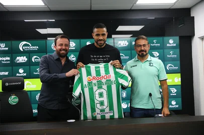 CAXIAS DO SUL, RS, BRASIL, 06/03/2025. Apresentação do novo atacante do Juventude, Alan Kardec. O jogador assina contrato até o final da temporada. Na foto com Lucas Andrino (E), executivo de futebol e Fábio Pizzamiglio, presidente do clube. (Porthus Junior/Agência RBS)<!-- NICAID(16239772) -->