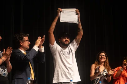 Emicida recebe título de Doutor Honoris Causa pela UFRGS<!-- NICAID(16177072) -->