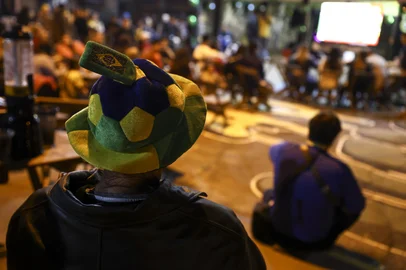 Bruno Todeschini / Agencia RBS NOVO HAMBURGO, RS, BRASIL, 13-06-2026: Moradores da rua Costa Rica, no bairro Santo Afonso, em Novo Hamburgo, se reúnem para torcer na estreia da seleção brasileira na Copa do Mundo 2026. A rua recebeu uma pintura especial, com a imagem do goleiro Alisson, que é natural da cidade. Foto: Bruno Todeschini/Agência RBS<!-- NICAID(16305859) -->