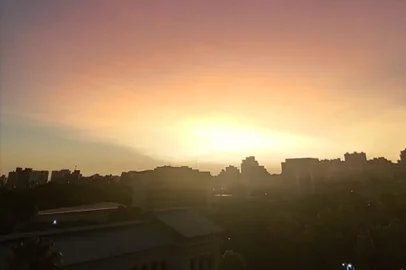 Céu avermelhado em Porto Alegre. Foto: Douglas Menezes / Arquivo Pessoal<!-- NICAID(15004895) -->