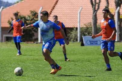 CAXIAS DO SUL, RS, BRASIL. 26-09-2025. Treino da Apafut, na Vila Olímpica da UCS. O timeirá estrear na Terceirona Gaúcha neste final de semana.Indexador: Neimar De Cesero<!-- NICAID(16133388) -->