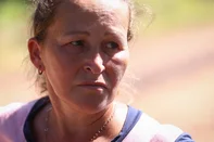 SANTA CLARA DO SUL, RS, BRASIL, 11-03-2026: Juliane Cristina Schuster, 30 anos, foi assassinada a tiros dentro de sua residência. O agressor teria invadido a casa com uma caminhonete, e teria matado o ex-marido da mulher e ferido gravemente o atual namorado dela antes de fugir. O suspeito foi encontrado morto na manhã de quarta (11), em frente a sede da Brigada Militar do município. Com esse crime o RS registra 13 feminicídios no ano. Na foto, Marisa Inês Butge, tia de Juliana, durante velório e sepultamento dela e seu ex-marido. Foto: Bruno Todeschini/Agência RBS<!-- NICAID(16223070) -->