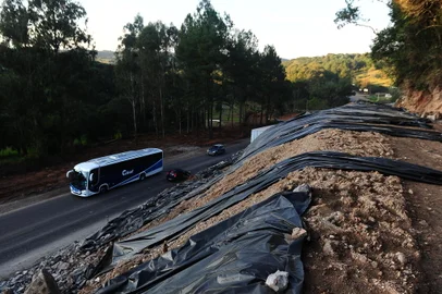 CAXIAS DO SUL, RS, BRASIL, 07/06/2024. Rodovias estaduais e federais da Serra seguem em trabalho de reconstrução. Mesmo pontos liberados precisam de trabalhos de contenção. Na foto, trecho do Km 158, da RS 453 (Rota do Sol), nas proximidades da Capela São Nicolau, próximo ao acesso do Caxias Golf Club, em Vila Seca. (Porthus Junior/Agência RBS)<!-- NICAID(15783608) -->