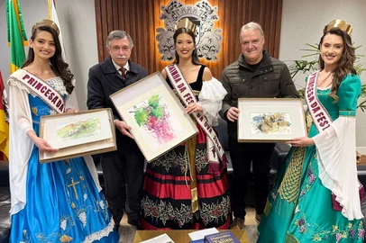 Após o dia com agenda cheia de entrevistas em veículos de comunicação da cidade, no final desta segunda-feira (25) a Rainha e Princesas da Festa da Uva 2026 estiveram na Prefeitura de Caxias, onde foram recebidas pelo Prefeito Adiló Didomenico e pelo Vice-prefeito Edson Néspolo. Rainha Elisa dos Santos Pereira D’Mutti e as princesas Júlia Dalegrave Scopel e Letícia Comin da Silva<!-- NICAID(16110027) -->