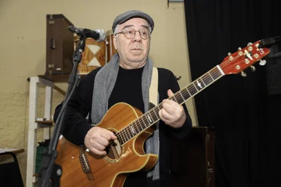 CAXIAS DO SUL, RS, BRASIL. 09-09-2025. Ensaio do Nei Lisboa com a Orquestra Municipal de Sopros.<!-- NICAID(16120257) -->