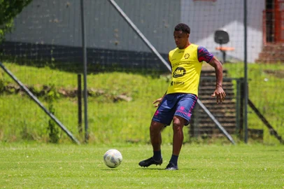 Nesta quarta-feira (22), o Caxias realizou seu último treino no CT Baixada Rubra antes da viagem para o confronto diante do Monsoon, na estreia do Gauchão. Na foto, o atacante Gustavo Nescau.<!-- NICAID(15959381) -->