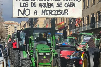 Um produtor rural gaúcho, que está em viagem pela Espanha, registrou ontem, em Salamanca, um protesto com centenas de tratatores. Os manifestantes se opõem ao acordo de livre-comércio Mercosul-União Europeia, assinado na semana passada e que entrou em processo de judicialização no bloco europeu.<!-- NICAID(16214351) -->
