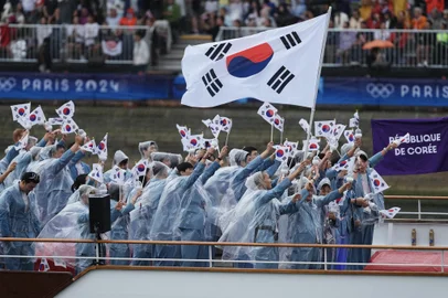 Athletes from South Korea's delegation sail in a boat along the river Seine during the opening ceremony of the Paris 2024 Olympic Games in Paris on July 26, 2024. (Photo by Dimitar DILKOFF / AFP)<!-- NICAID(15824628) -->