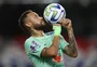 Neymar cai sobre a mão e dá susto em treino da Seleção Brasileira em Belém