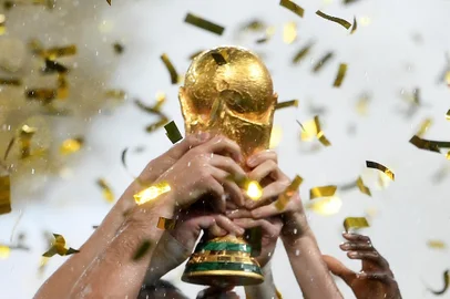 France's players lift the Fifa World Cup trophy after the Russia 2018 World Cup final football match between France and Croatia at the Luzhniki Stadium in Moscow on July 15, 2018.France won the World Cup for the second time in their history after beating Croatia 4-2 in the final in Moscow's Luzhniki Stadium on Sunday. / AFP PHOTO / Jewel SAMAD / RESTRICTED TO EDITORIAL USE - NO MOBILE PUSH ALERTS/DOWNLOADSEditoria: SPOLocal: MoscowIndexador: JEWEL SAMADSecao: soccerFonte: AFPFotógrafo: STF<!-- NICAID(13648590) -->