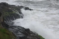 Torres, RS, Brasil — O Corpo de Bombeiros realiza buscas por Douglas Martins Vargas, 33 anos, desaparecido desde a manhã deste domingo na Praia da Guarita. Segundo informações preliminares, ele teria descido até a região das Furnas do Diamante para fotografar, por volta das 6h30, quando foi levado pelas ondas.