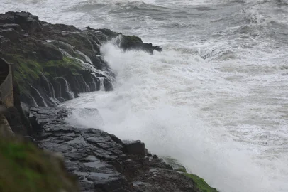 Torres, RS, Brasil — O Corpo de Bombeiros realiza buscas por Douglas Martins Vargas, 33 anos, desaparecido desde a manhã deste domingo na Praia da Guarita. Segundo informações preliminares, ele teria descido até a região das Furnas do Diamante para fotografar, por volta das 6h30, quando foi levado pelas ondas.