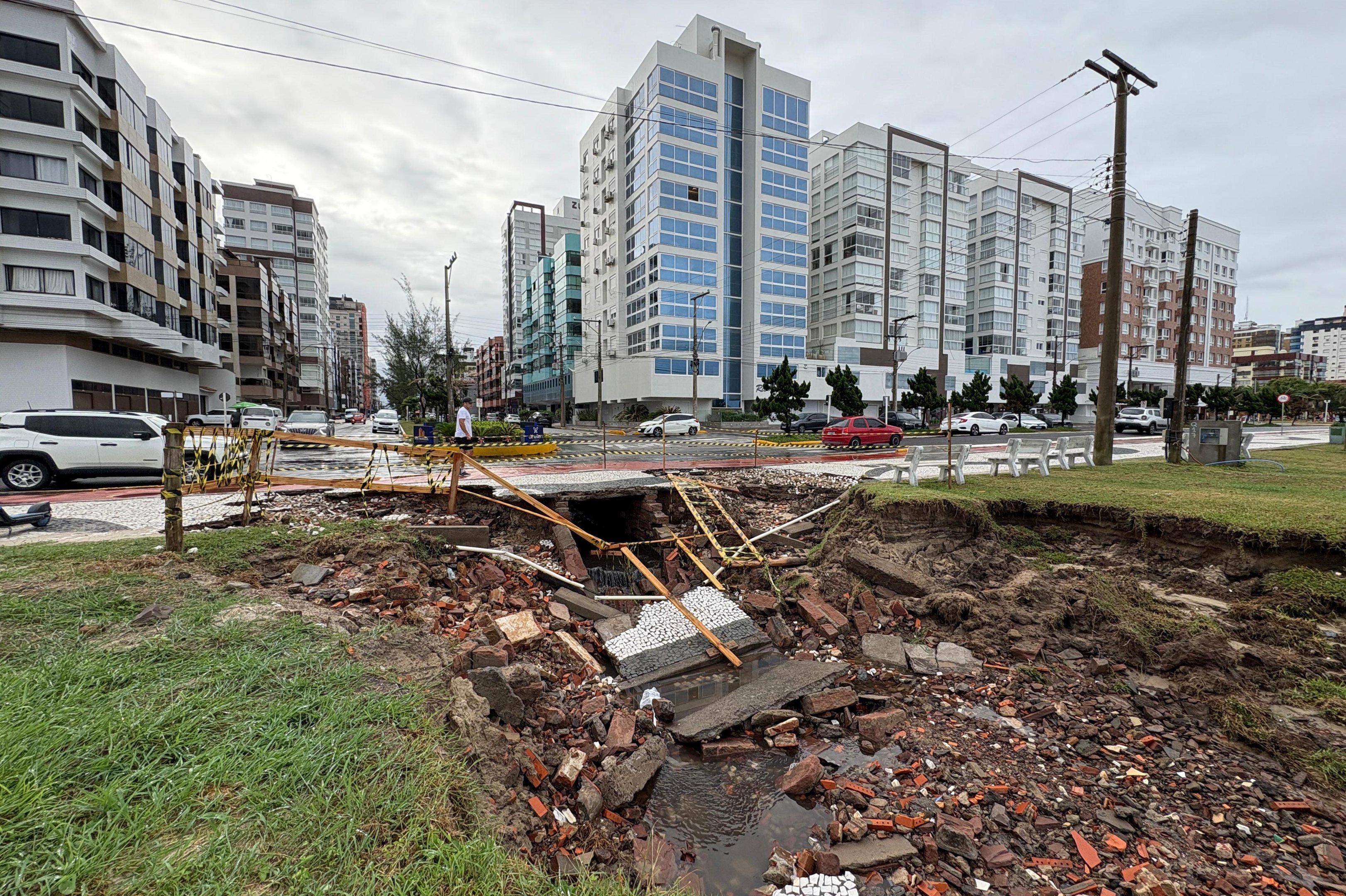 Chuva forte derruba parte do cal&ccedil;ad&atilde;o da orla e alaga ruas em Cap&atilde;o da Canoa