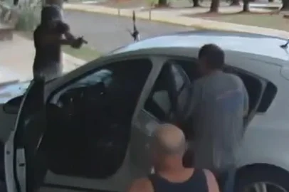 No início da tarde desta segunda-feira (27), Paola Muller, 32 anos, foi morta a tiros em São Francisco de Assis, na fronteira oeste do Estado. Segundo a Polícia Civil, o homem apontado como o autor foi identificado como Alan Rodrigues da Silva, 26 anos, ex-companheiro de Paola.<!-- NICAID(15962782) -->