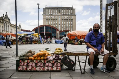 PORTO ALEGRE, RS, BRASIL, 29-11-2021: Osmar Model Selau, 50 anos, na banca onde vende frutas, verduras e hortalicas, proximo a Praca XV, na regiao central. Informalidade aumentou em consequencia do desemprego e da pandemia. (Foto: Mateus Bruxel / Agencia RBS)Indexador: Mateus Bruxel<!-- NICAID(14954513) -->
