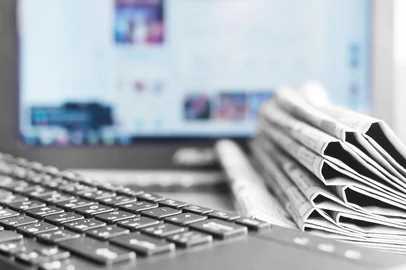 Newspapers and Laptop. Foto: photokozyr / stock.adobe.comFonte: 278614323<!-- NICAID(16133304) -->