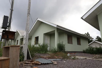 CAXIAS DO SUL, RS, BRASIL. 18/03/2026. Casas com obras inacabadas/paradas no Campos da Serra. Prefeitura diz que 64 casas (de um total de 227 do projeto) foram construidas fora dos padroes construtivos contratados. (Ariéli Ziegler/Agência RBS)<!-- NICAID(16247949) -->
