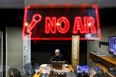 PORTO ALEGRE, RS, BRASIL, 25-11-2019: Programa Chamada Geral 1ª edição, na rádio Gaúcha, com o apresentador Antônio Carlos Macedo. (Foto: Mateus Bruxel / Agência RBS)Indexador: Mateus Bruxel<!-- NICAID(14336980) -->