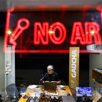 PORTO ALEGRE, RS, BRASIL, 25-11-2019: Programa Chamada Geral 1ª edição, na rádio Gaúcha, com o apresentador Antônio Carlos Macedo. (Foto: Mateus Bruxel / Agência RBS)Indexador: Mateus Bruxel<!-- NICAID(14336980) -->