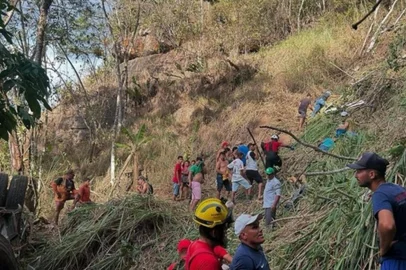 Acidente com ônibus em Alagoas deixa ao menos 17 mortos e 29 feridos<!-- NICAID(15920940) -->