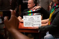 Luz, câmera e rock: as gravações da série “Rock do K7” já estão em andamento! A produção mistura documentário e ficção para contar a história de 10 bandas gaúchas que, de alguma maneira, repercutiram entre o fim dos anos 1970 e a metade dos 1990 – período em que as fitas cassetes eram extremamente significativas, tanto pelo facilidade de acesso para ouvintes quanto para artistas que buscavam divulgar suas composições. Desde maio, estão sendo feitas captações que irão compor a parte documental da narrativa.foto: Guilherme Barros da banda Doce Veneno<!-- NICAID(16072562) -->