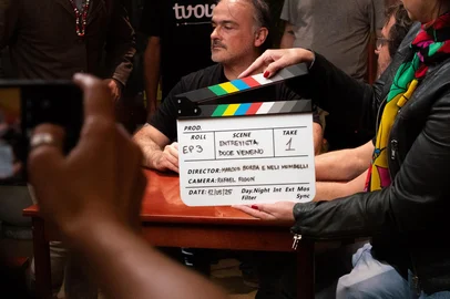 Luz, câmera e rock: as gravações da série “Rock do K7” já estão em andamento! A produção mistura documentário e ficção para contar a história de 10 bandas gaúchas que, de alguma maneira, repercutiram entre o fim dos anos 1970 e a metade dos 1990 – período em que as fitas cassetes eram extremamente significativas, tanto pelo facilidade de acesso para ouvintes quanto para artistas que buscavam divulgar suas composições. Desde maio, estão sendo feitas captações que irão compor a parte documental da narrativa.foto: Guilherme Barros da banda Doce Veneno<!-- NICAID(16072562) -->
