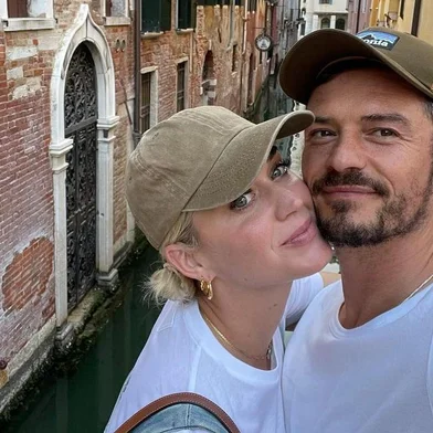 Katy Perry e Orlando Bloom em momento romântico<!-- NICAID(15356377) -->