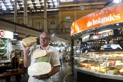Porto Alegre, RS, Brasil, 14-01-2025: Sérgio Lourenço, sócio da Banca do Holandês, no Mercado Público. Expansão e transformação de negócios do Mercado Público. Bancas tradicionais, como a Banca do Holandês, a Japesca e o Café do Mercado, crescem para além dos portões do centro comercial e viram pequenas e grandes indústrias. Foto: Mateus Bruxel / Agência RBSIndexador: MATEUS BRUXEL<!-- NICAID(15953584) -->
